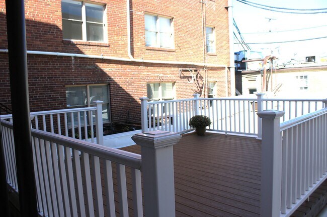 Building Photo - 809-809-809-802 King St