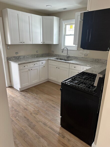 Building Photo - 5204 N Ludlam Ave
