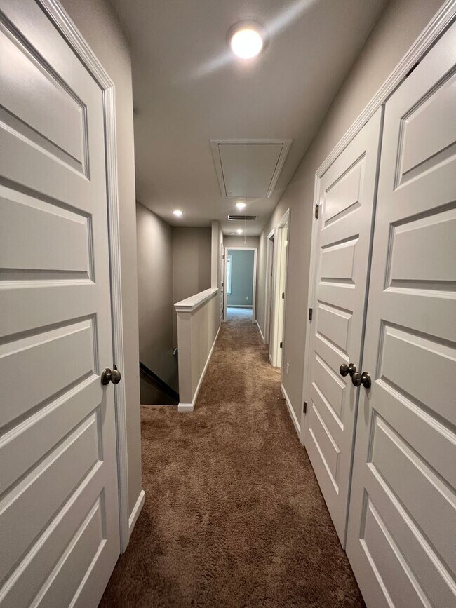 Building Photo - 3BR/2.5 BATH Townhome with Garage & Fenced...