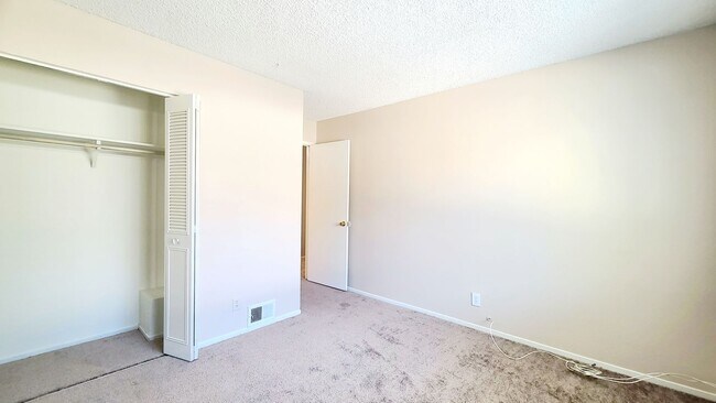 Building Photo - Beautifully Maintained Condo w/ Pool Access!