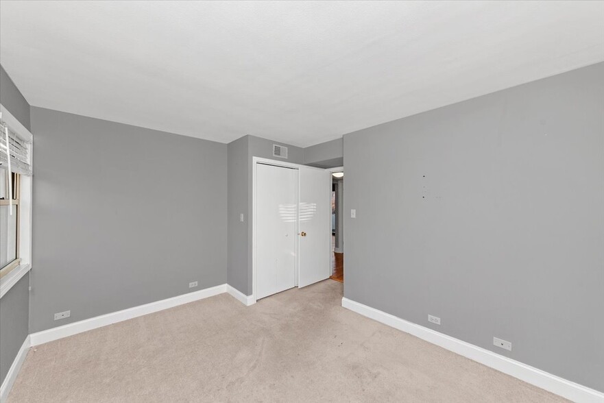 Building Photo - 7527 N Damen Ave