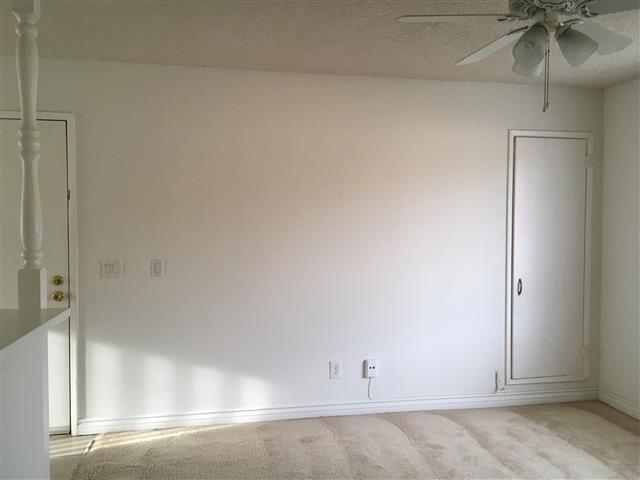 Building Photo - Great Upstairs 2BD/1BA Condo, Community Po...