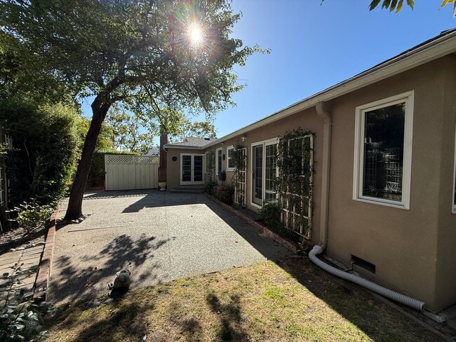 Building Photo - 831 Columbia Dr