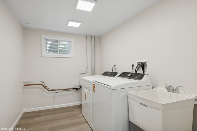 Building Photo - 30 Crescent Dr