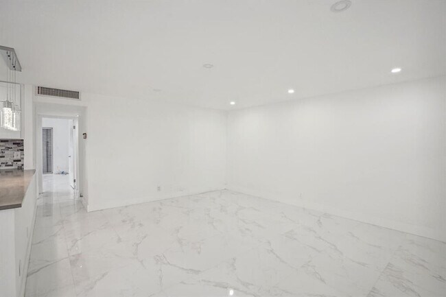 Building Photo - 100 Monaco Ct