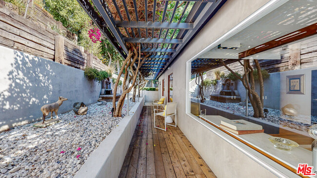 Building Photo - 8715 Sunset Plaza Pl