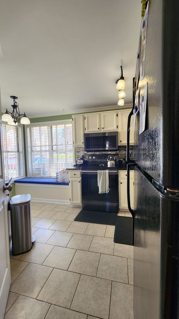 Building Photo - End-unit townhome in highly desired Kingstown