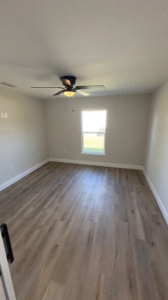 Building Photo - 303 E Oak St