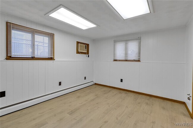 Building Photo - 28 Mead St