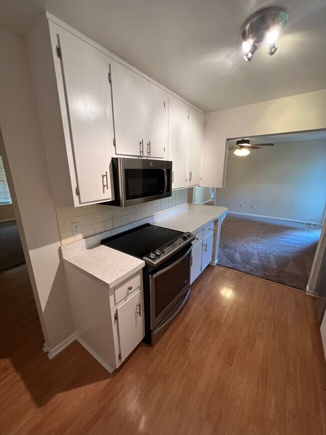 Building Photo - 1910 Rhonda Dr