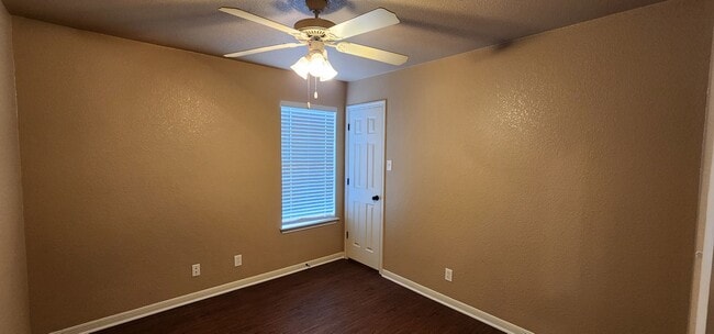Building Photo - Beautiful 3bed/2bath Duplex near Clear Cre...