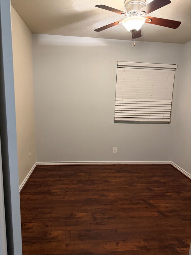 Building Photo - 732 Memorial Mews St