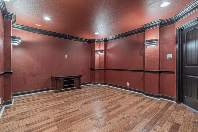 Building Photo - GORGEOUS 4 BED / 2 BATH HOUSE FOR RENT!