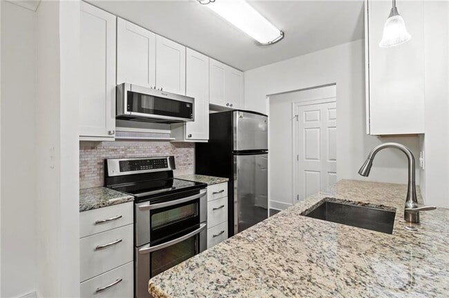 Building Photo - 300 Johnson Ferry Rd