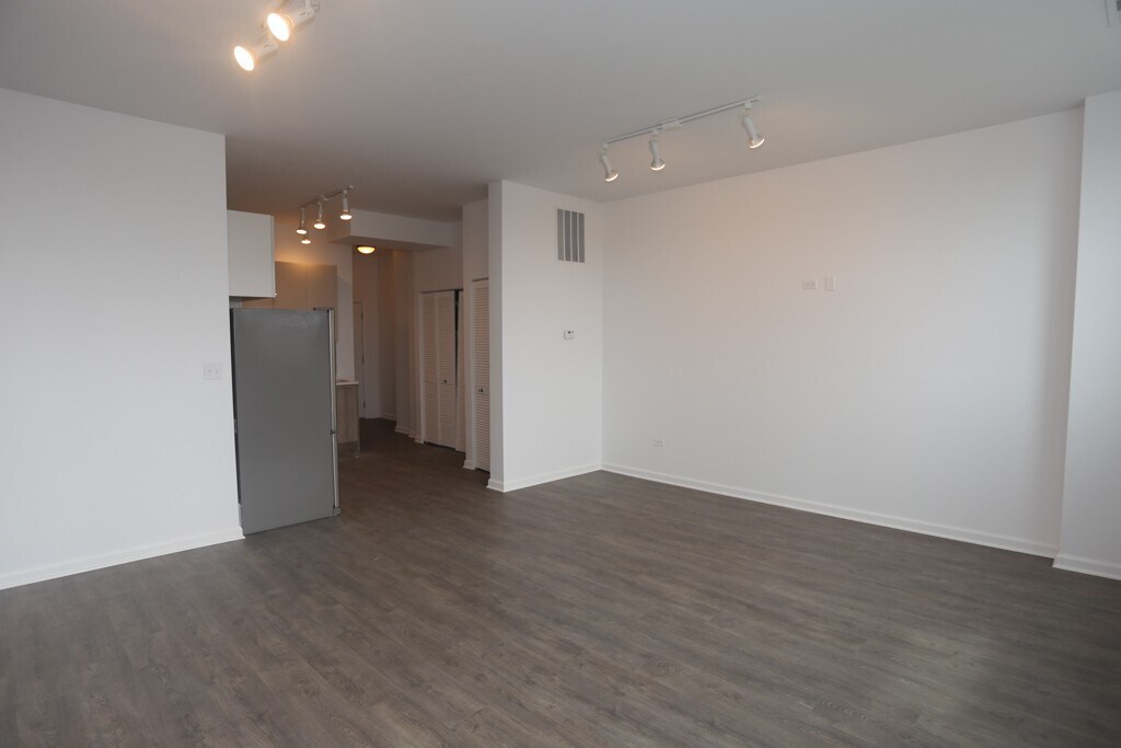 Building Photo - 932 W Dakin St