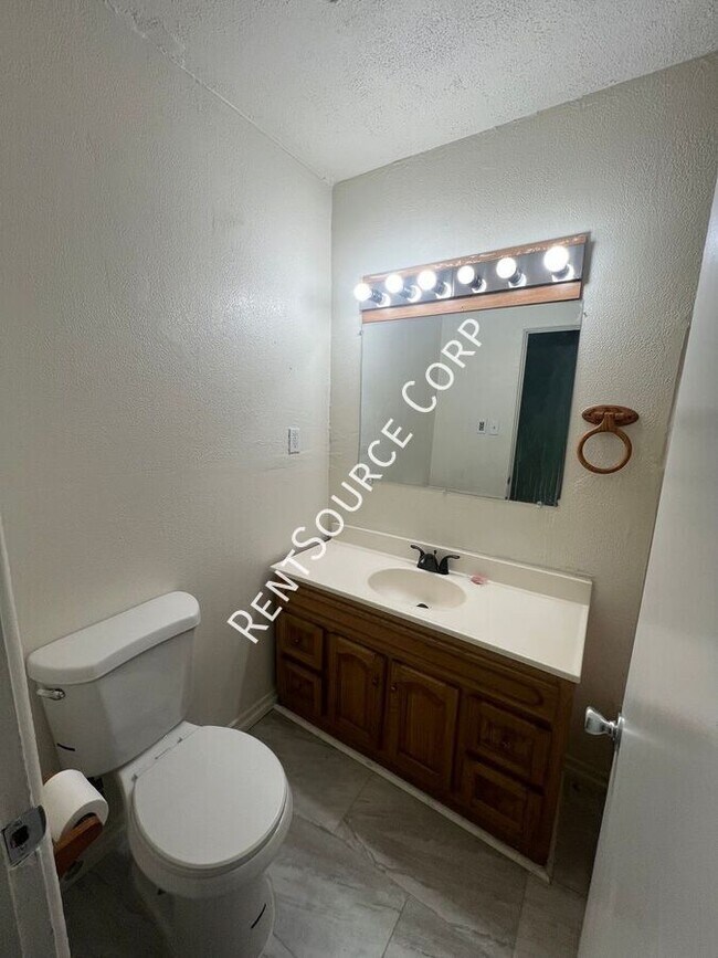 Building Photo - 808 Arville Ave