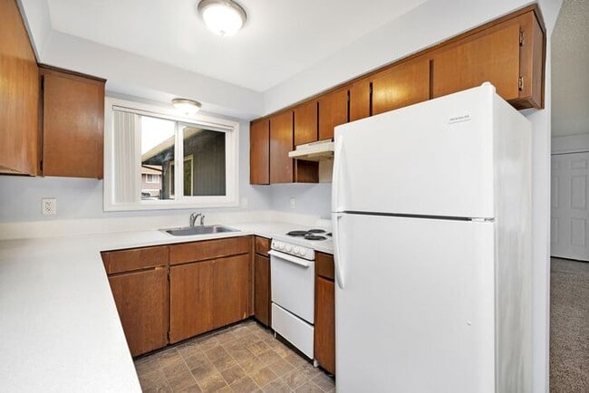 Building Photo - Recently upgraded 3 Bedroom! Washer/Dryer in unit!, Great Location! $500.00 Deposit OAC*!!