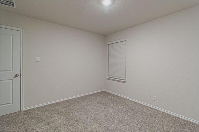 Building Photo - $300 OFF 1ST MONTH RENT IF YOU MOVE IN WIT...