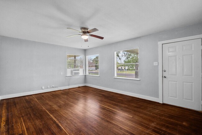 Building Photo - Cozy 3 Bedroom, 1 Bath Home - Spacious Liv...