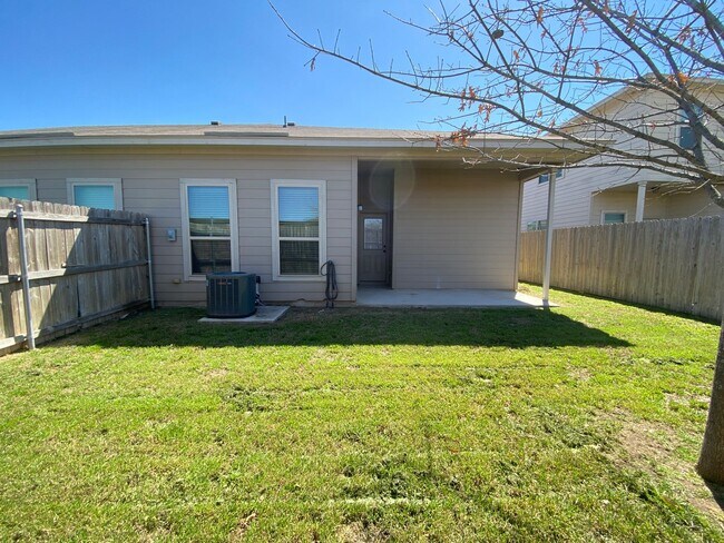 Building Photo - 3/2/2  Located between New Braunfels & Seguin / Fridge Included /  Fenced Backyard / CISD