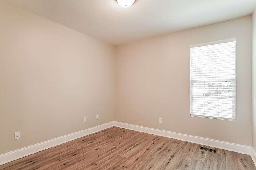 Building Photo - 143 Locket Dr