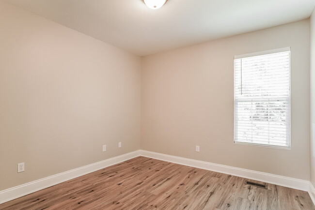 Building Photo - 143 Locket Dr