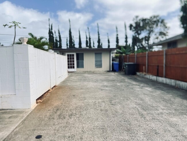 Building Photo - 350 Ulupaina St
