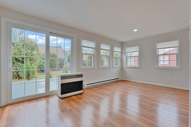 Building Photo - Charming Single Family Home offering  3-be...