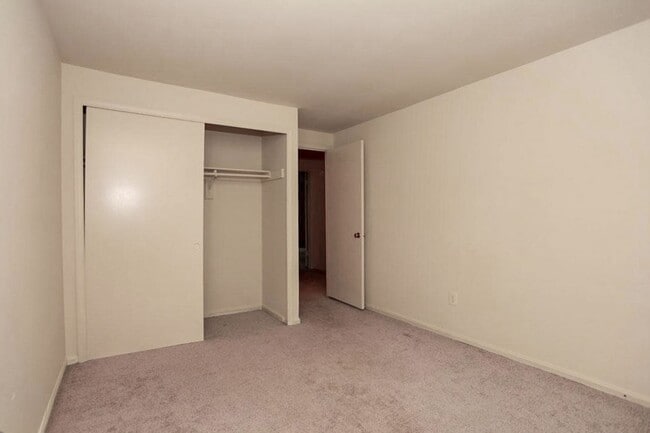 Building Photo - Fantastic 3br End-Unit Town Home in highly sought Silver Spring Neighborhood - Ready mid-June