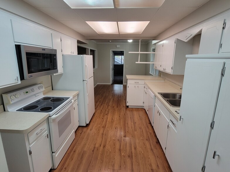 Full kitchen view - 308 Lewis St S
