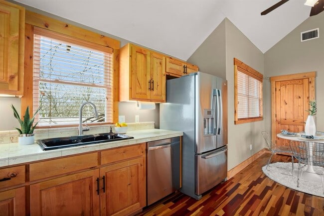 Building Photo - 912 E 51st St