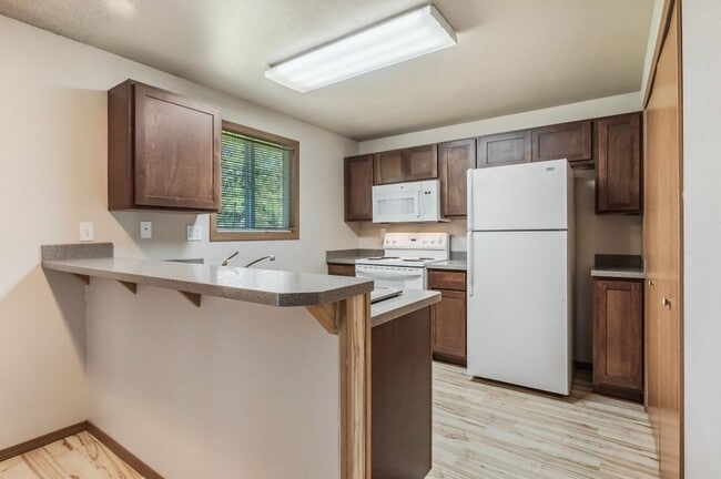 Building Photo - 2 bed 1 bath apartment (4plex building)