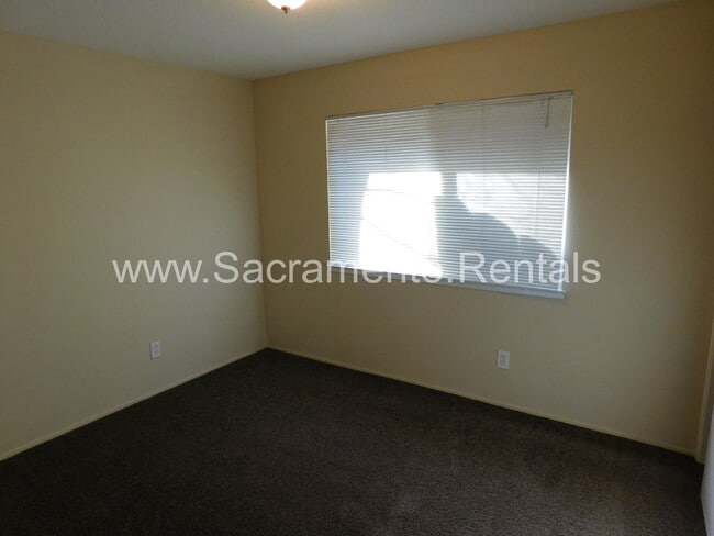 Building Photo - 9837 Lincoln Village Dr