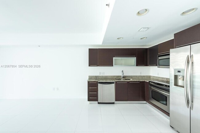 Building Photo - 950 Brickell Bay Dr