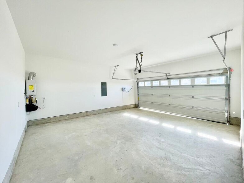 Building Photo - 16205 Garden Dr