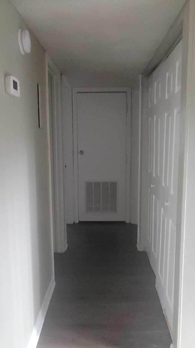 Building Photo - Section 8 accepted!!! 1 month free, Call for details!!! "Cozy 2-Bedroom Retreat with Full Bath in...