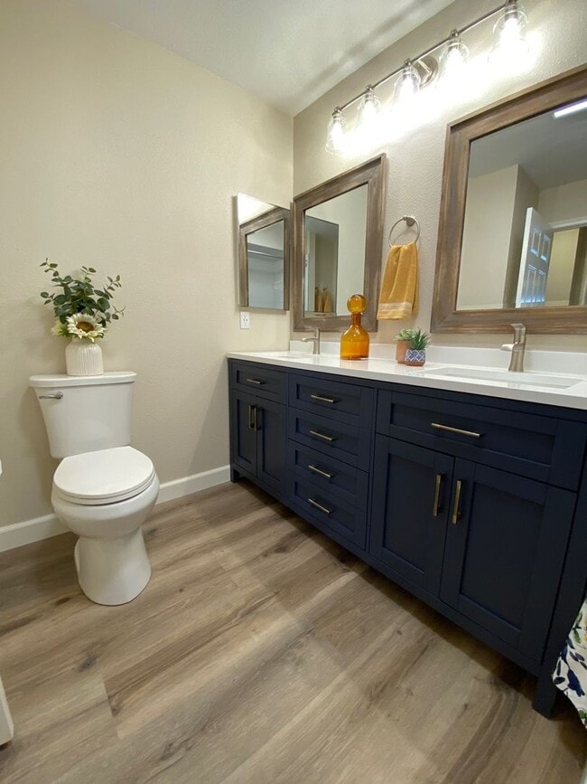 Building Photo - Stunning 2 bed 2 bath Condo In San Carlos