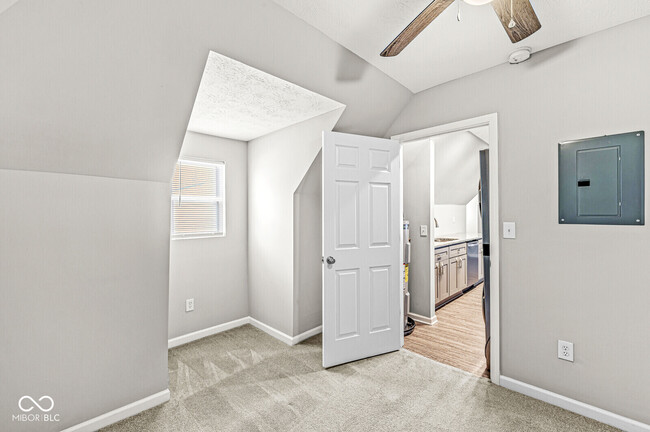 Building Photo - 2345 N Kenwood Ave