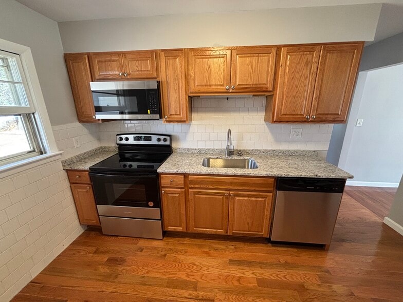 Building Photo - 11 Brierway Dr