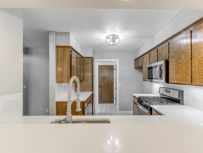 Building Photo - Beautiful 3bed/2bath Townhome Available in...