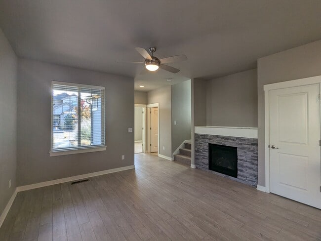 Building Photo - Newer 3 bedroom plus Den and Amenities in The Bridges