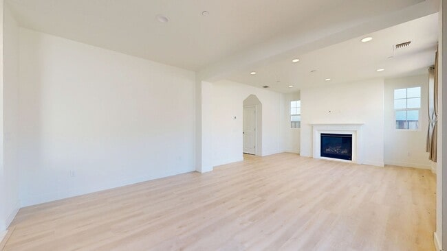 Building Photo - 1605 Rose Clover St