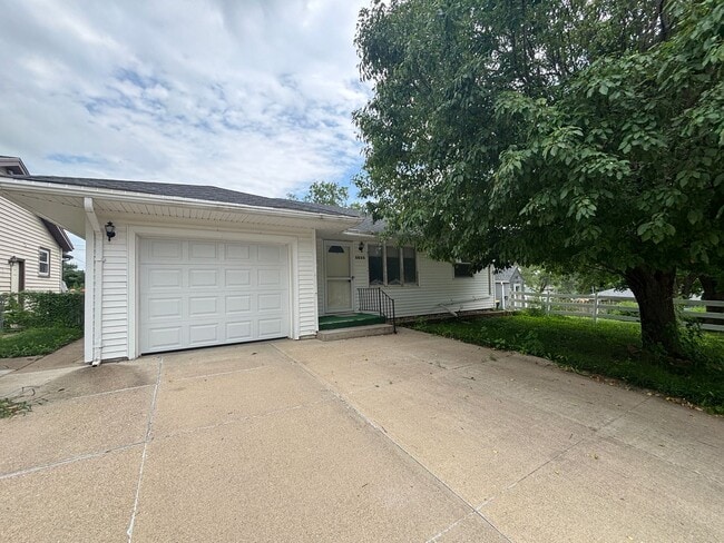 Building Photo - $1450 - 2 Bed 1 Bath Home