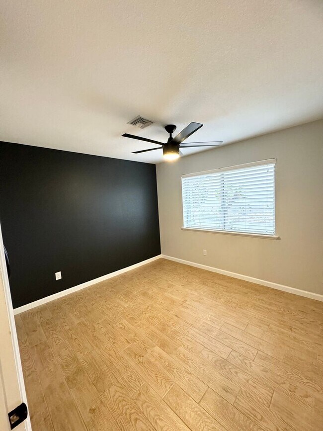 Building Photo - Great Views/3BED 2BATH/SOLAR/Move in ready