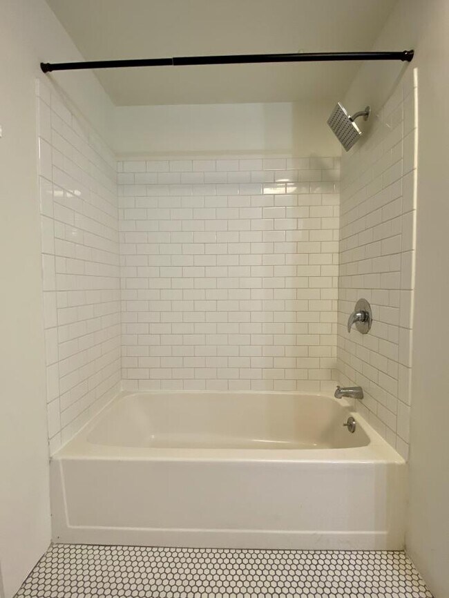 Building Photo - 1 bedroom in Los Angeles CA 90031