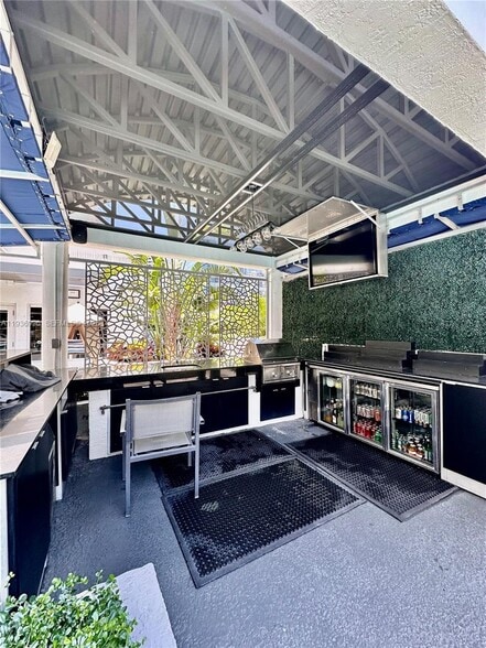 Building Photo - 185 SE 14th Ter