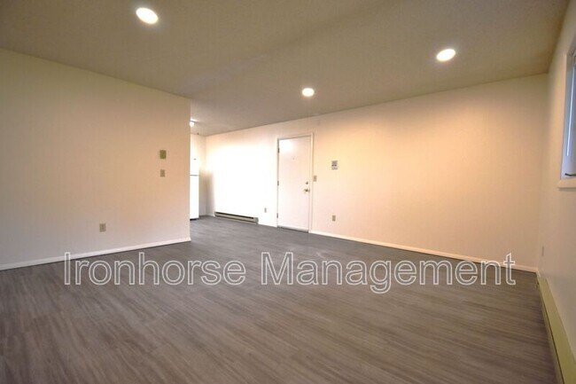 Building Photo - 811 W Villard St