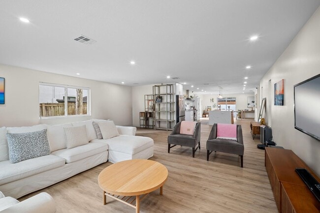 Building Photo - 2421 SW 29th Way