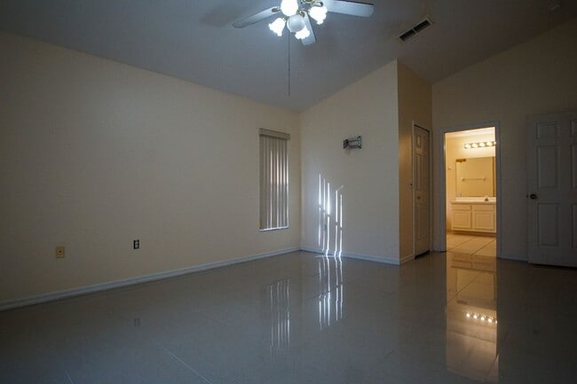 Building Photo - 4 bed Family Single Home Available for Rent in Davenport !!!