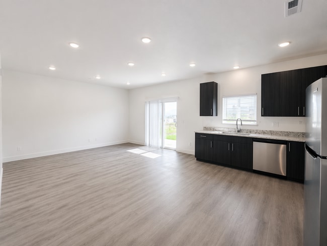Building Photo - $1000 OFF YOUR 1ST MONTHS RENT! BRAND NEW TOWNHOME IN THE DESIRABLE SOUTHRIDGE AREA!
